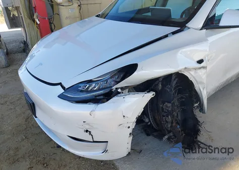 2022 Tesla Model Y Long Range Dual Motor All-Wheel Drive z USA, uszkodzony, nr VIN 7SAYGDEE4NF325837